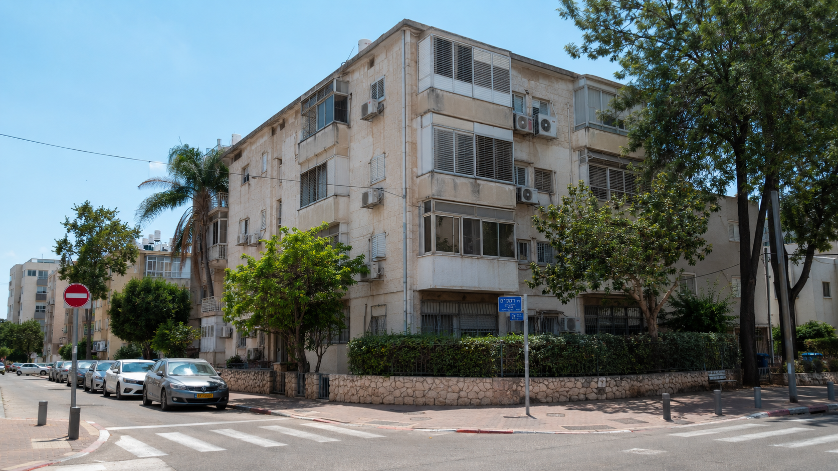 בניין ישן לפני התחדשות עירונית